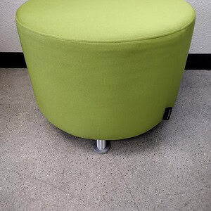 Ottoman in vibrant green fabric, perfect for outdoor or indoor relaxation spaces.