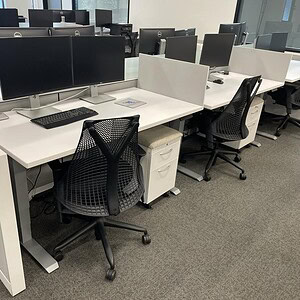Modern office workspace with Knoll Silver height-adjustable desks and ergonomic chairs.