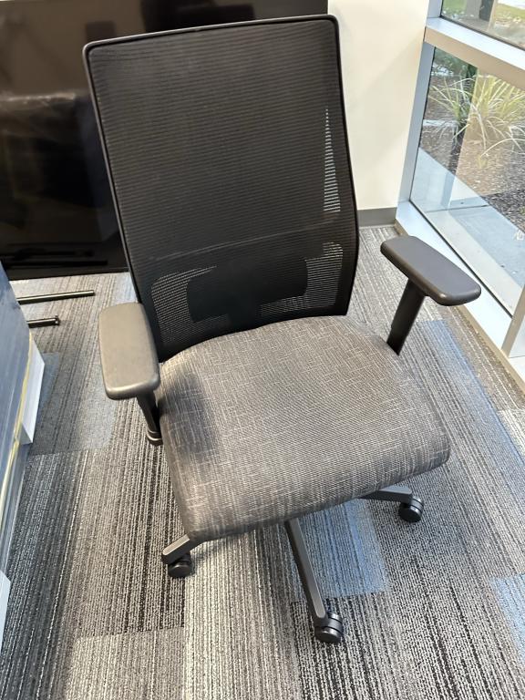 Hon Ignition Black Mesh Back & Charcoal Seat