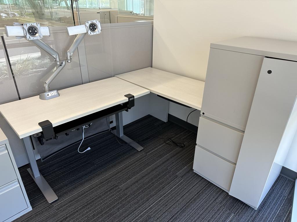 Knoll 6'x6' L Shape Height Adjustable Desk