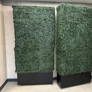 Artificial Hedge Wall for versatile indoor and outdoor privacy and decoration solutions.