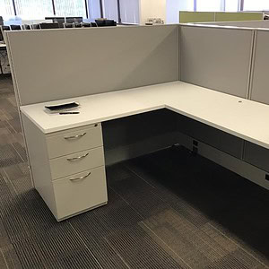 AIS Divi White surface 6x5x50 with BBF ped, ideal for office workspaces and ergonomic comfort.