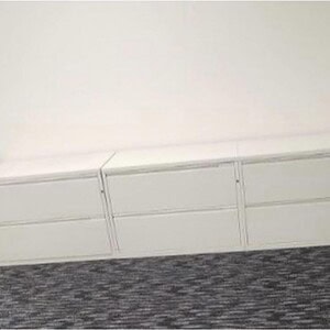 Lateral credenza with 2 drawers, ideal for office storage and organization.