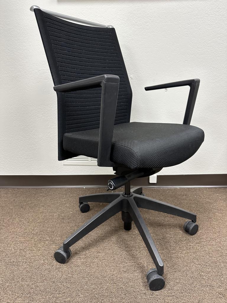 Sit on it Novo black mesh steel handle