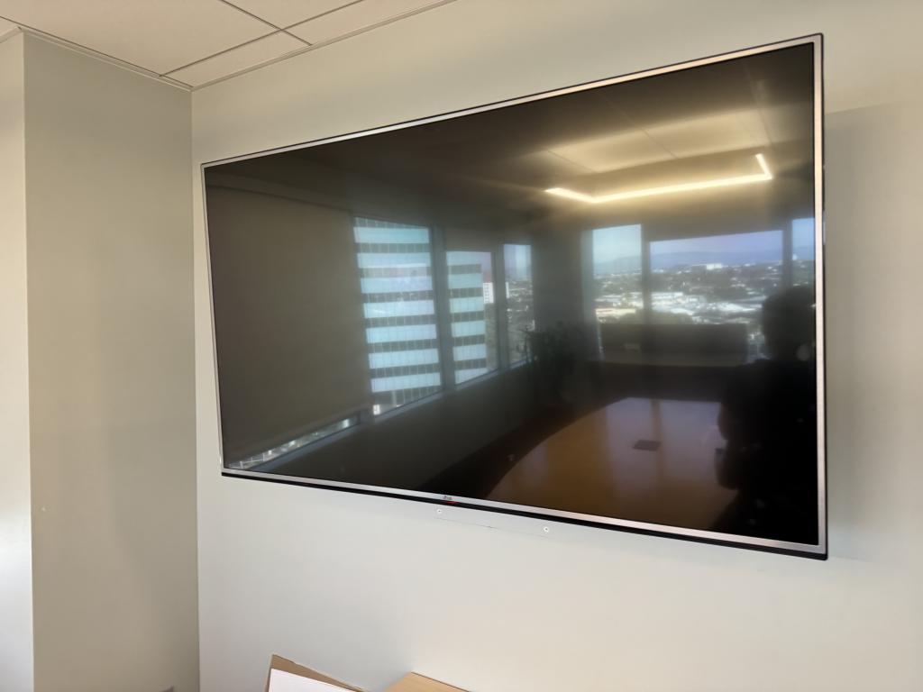 LG 65 inch TV with Wall mount lg65uh6150