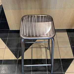 Metal stool with sleek design, ideal for modern and contemporary spaces.