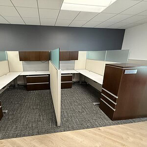 Autostrada 6x8x65x49 HAT desk with modern cubicles for office work.