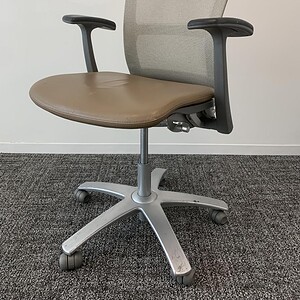 Quality Knoll Life office chair with mesh back and leather seat for ergonomic comfort.