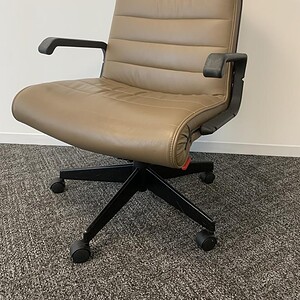 Executive Leather Office Chair for Comfort and Style.