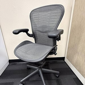 Aeron B Classic Tuxedo Graphite ergonomic office chair for optimal comfort and support.