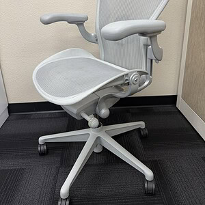 Aeron B Light Silver ergonomic office chair with mesh back and adjustable armrests. Perfect for mode.