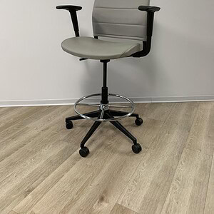 Grey office chair with adjustable height and armrests, ideal for modern workspaces.