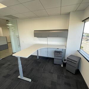 Modern Knoll Office L HAT with 2 mobile pedestals in a bright workspace for efficient office setup.