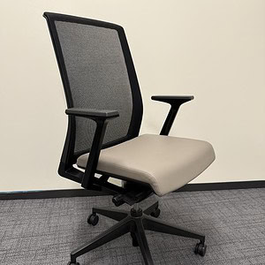 Haworth Very like New Vinyl Seat Mesh Back office chair with adjustable armrests and ergonomic desig.