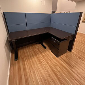 Ethospace L HAT Midnight cubicle workstation with privacy panels.