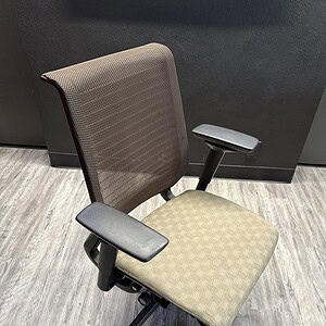 Ergonomic office chair with adjustable arms, mesh back, and cushioned seat for optimal support. Perf.