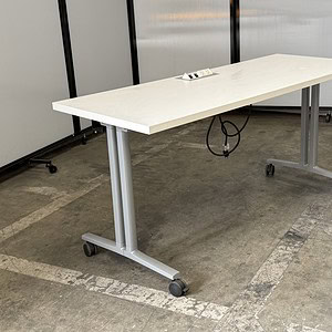 Nesting tables with white tops and silver bases, ideal for modern office spaces.