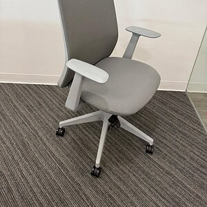 Haworth Very Silver ergonomic office chair with chrome base and lumbar support. Perfect for modern w.