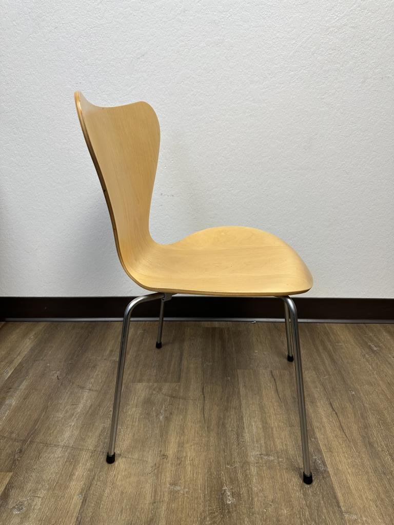 Fritz Hansen & Arne Jacobsen Maple series 7
