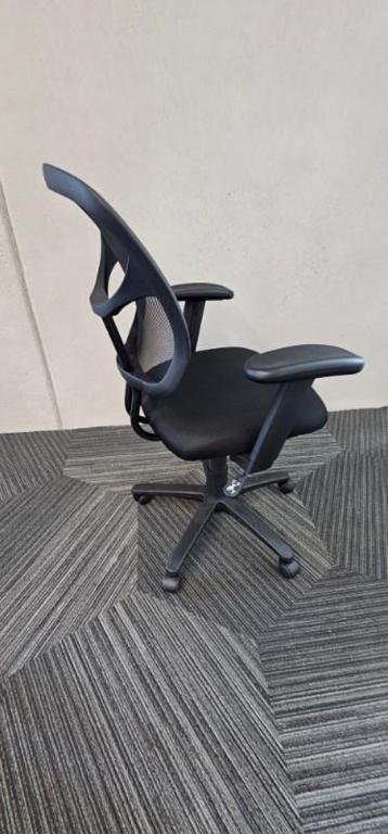 Boss basic black mesh back chair