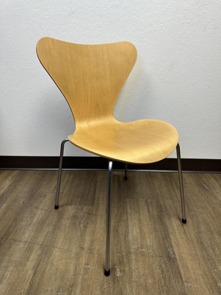 Fritz Hansen & Arne Jacobsen Maple series 7