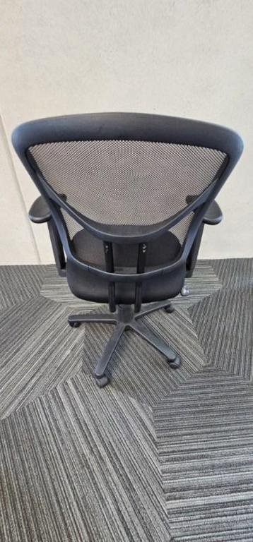 Boss basic black mesh back chair