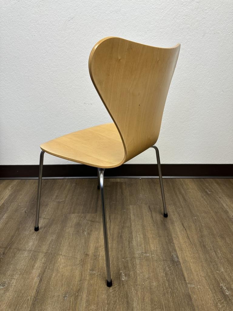 Fritz Hansen & Arne Jacobsen Maple series 7