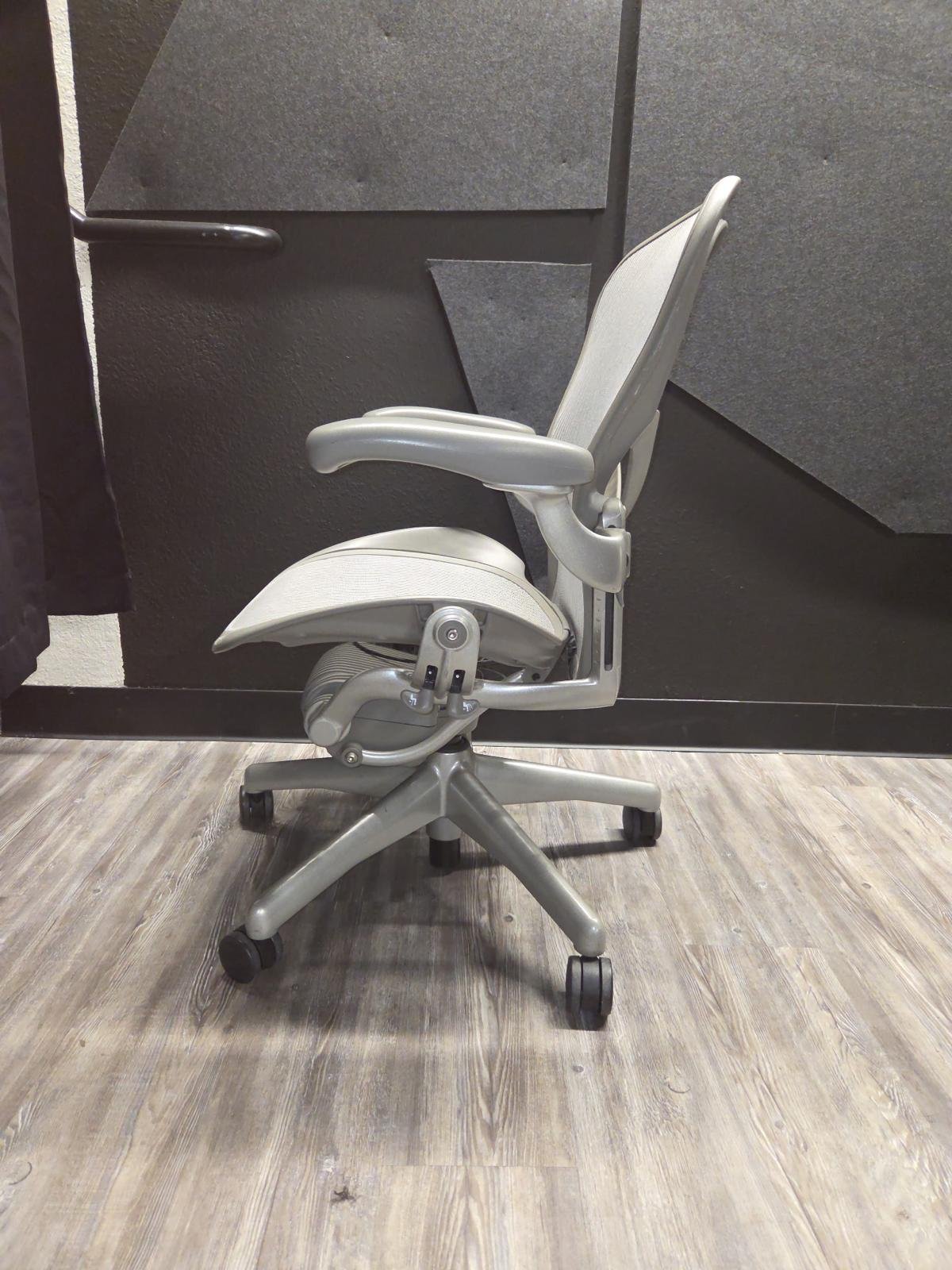 Herman Miller Remastered Aeron B Silver