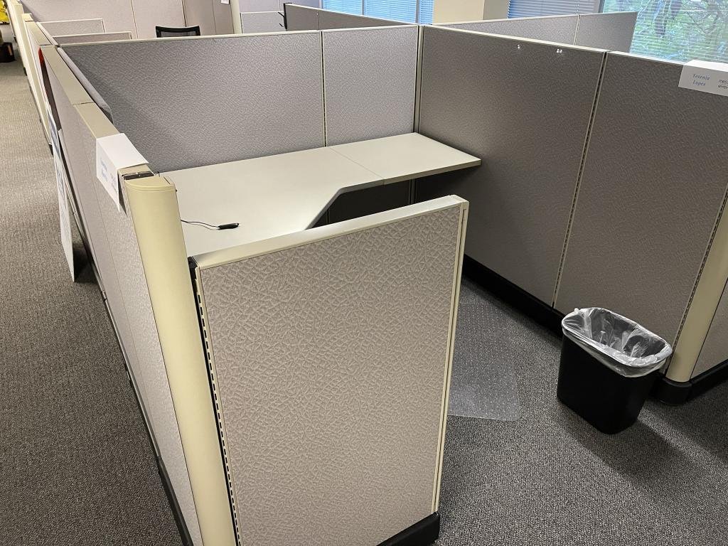 Momentum Herman Miller A02 6'x6'x53"/47"