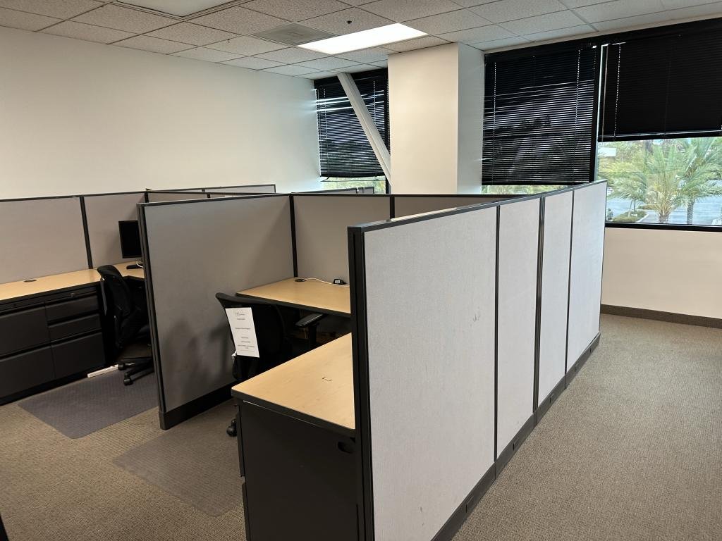 Hon Initiate 6x6x53 Grey panel maple surface