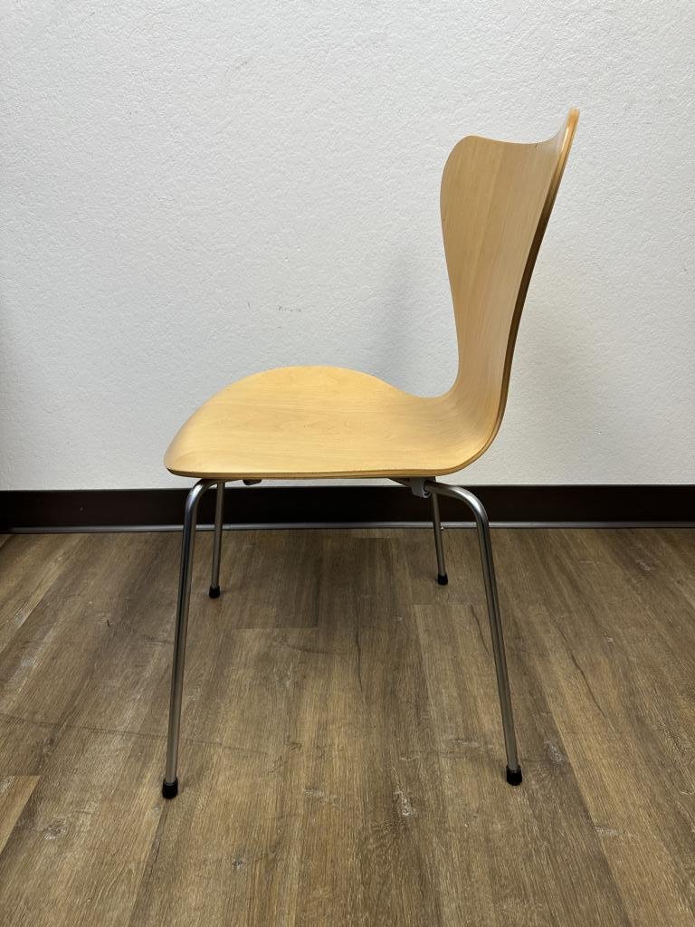 Fritz Hansen & Arne Jacobsen Maple series 7