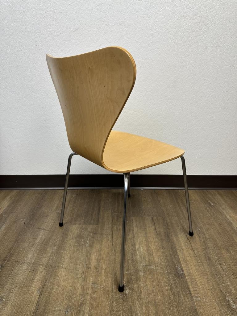 Fritz Hansen & Arne Jacobsen Maple series 7