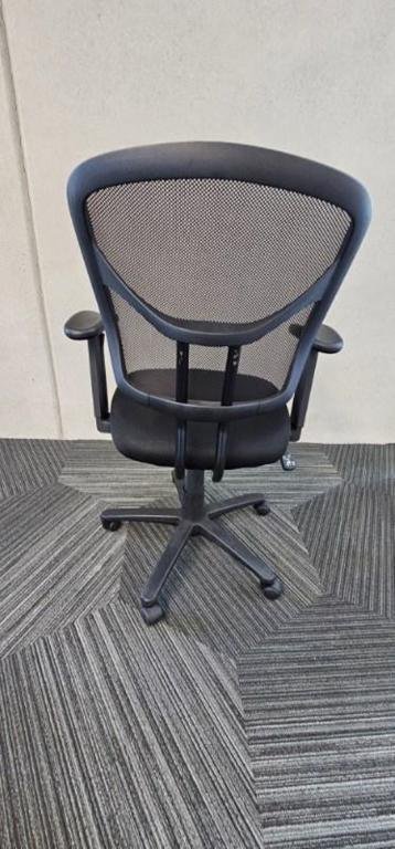 Boss basic black mesh back chair
