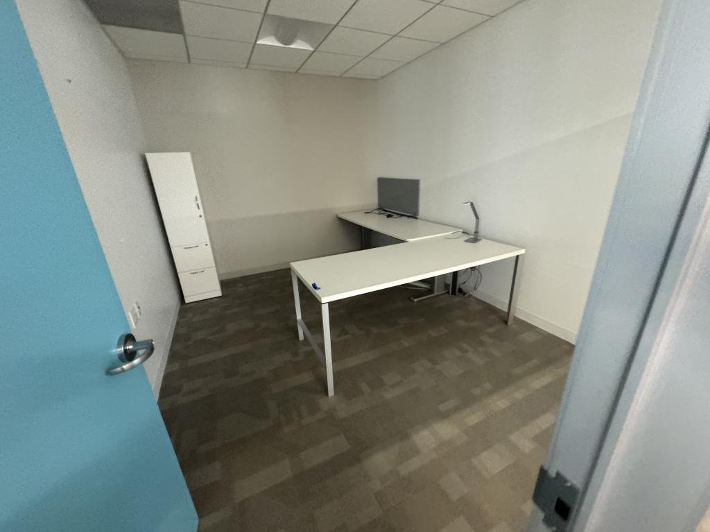 Steelcase Office 72x30 with HAT 46x29 return