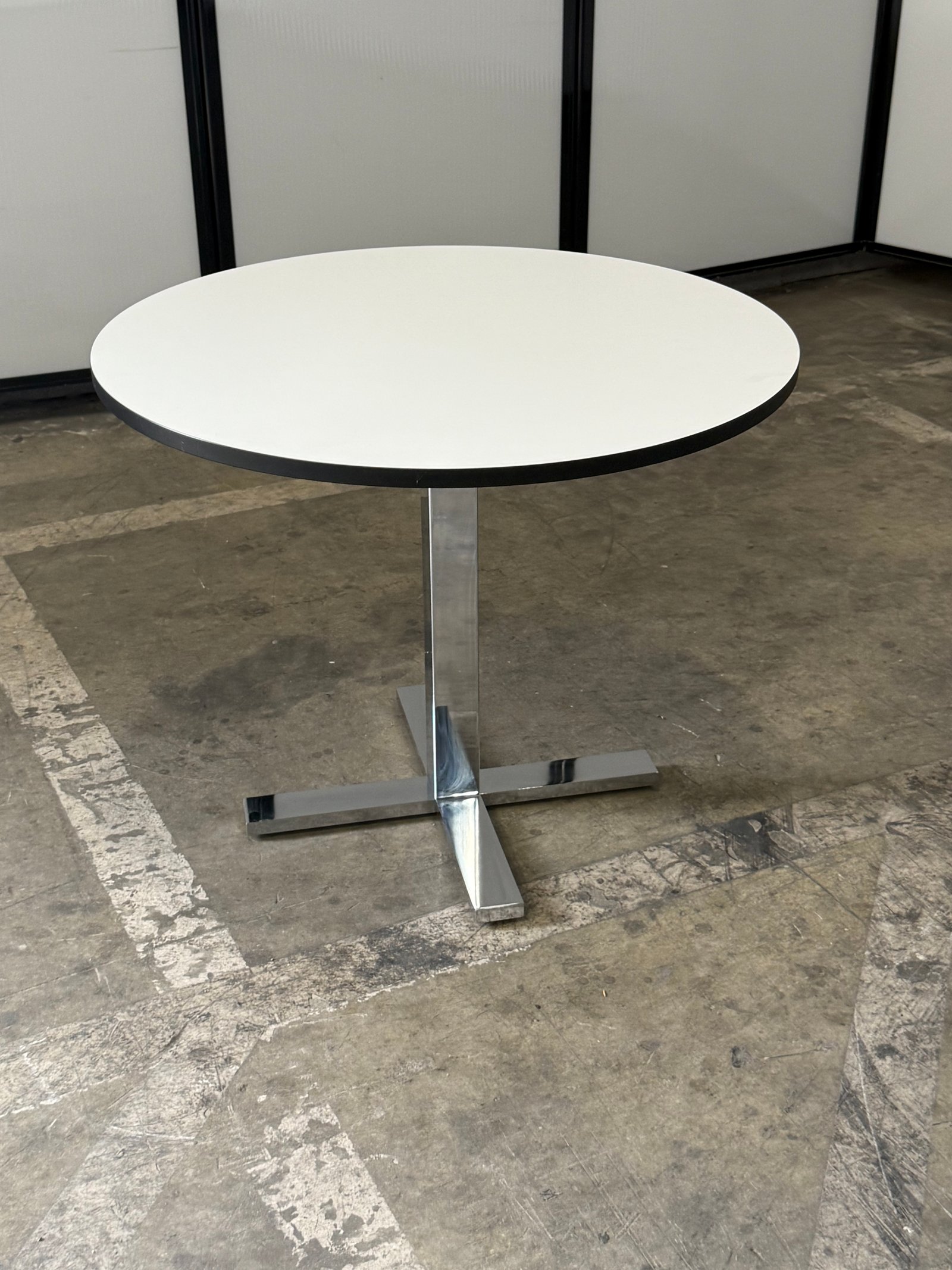knoll round table white top chrome base 32"Wx25T