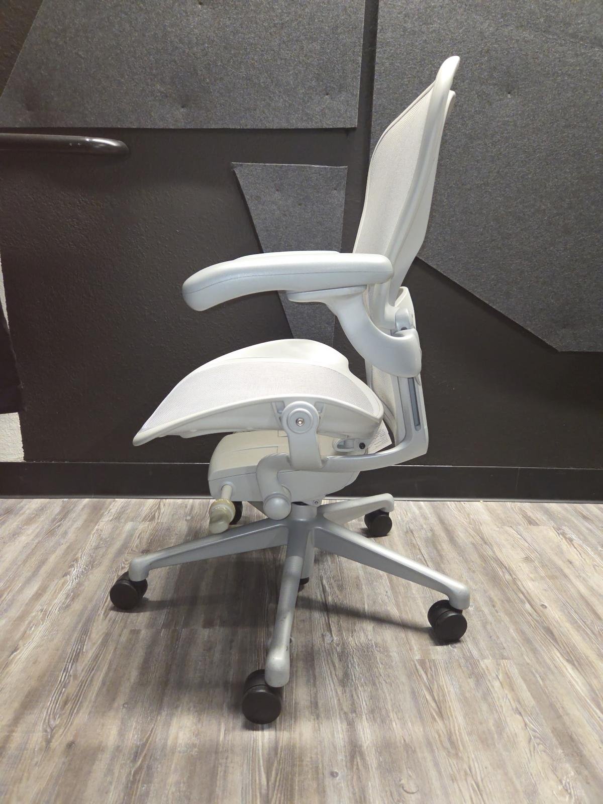 Herman Miller Aeron Remastered Size B White