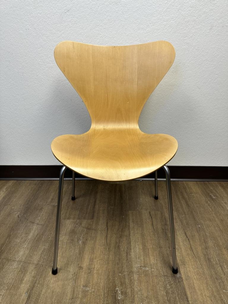 Fritz Hansen & Arne Jacobsen Maple series 7