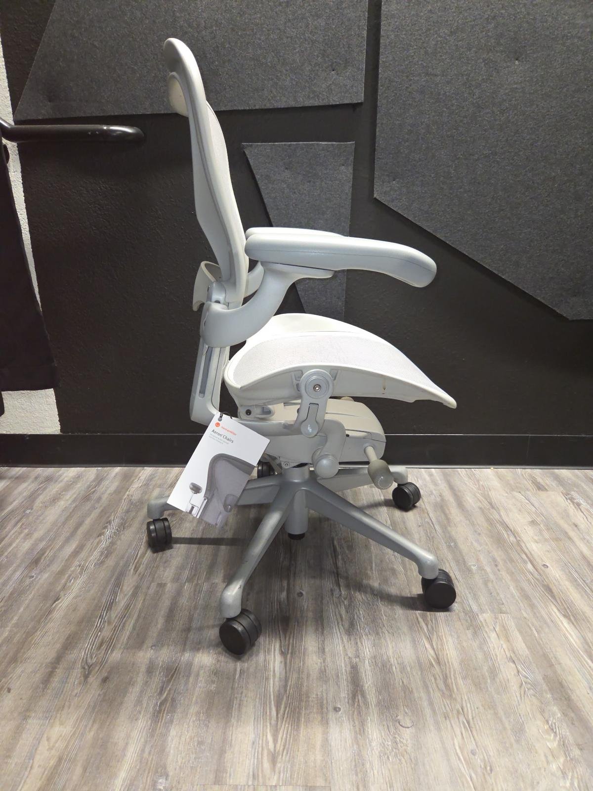 Herman Miller Aeron Remastered Size B White