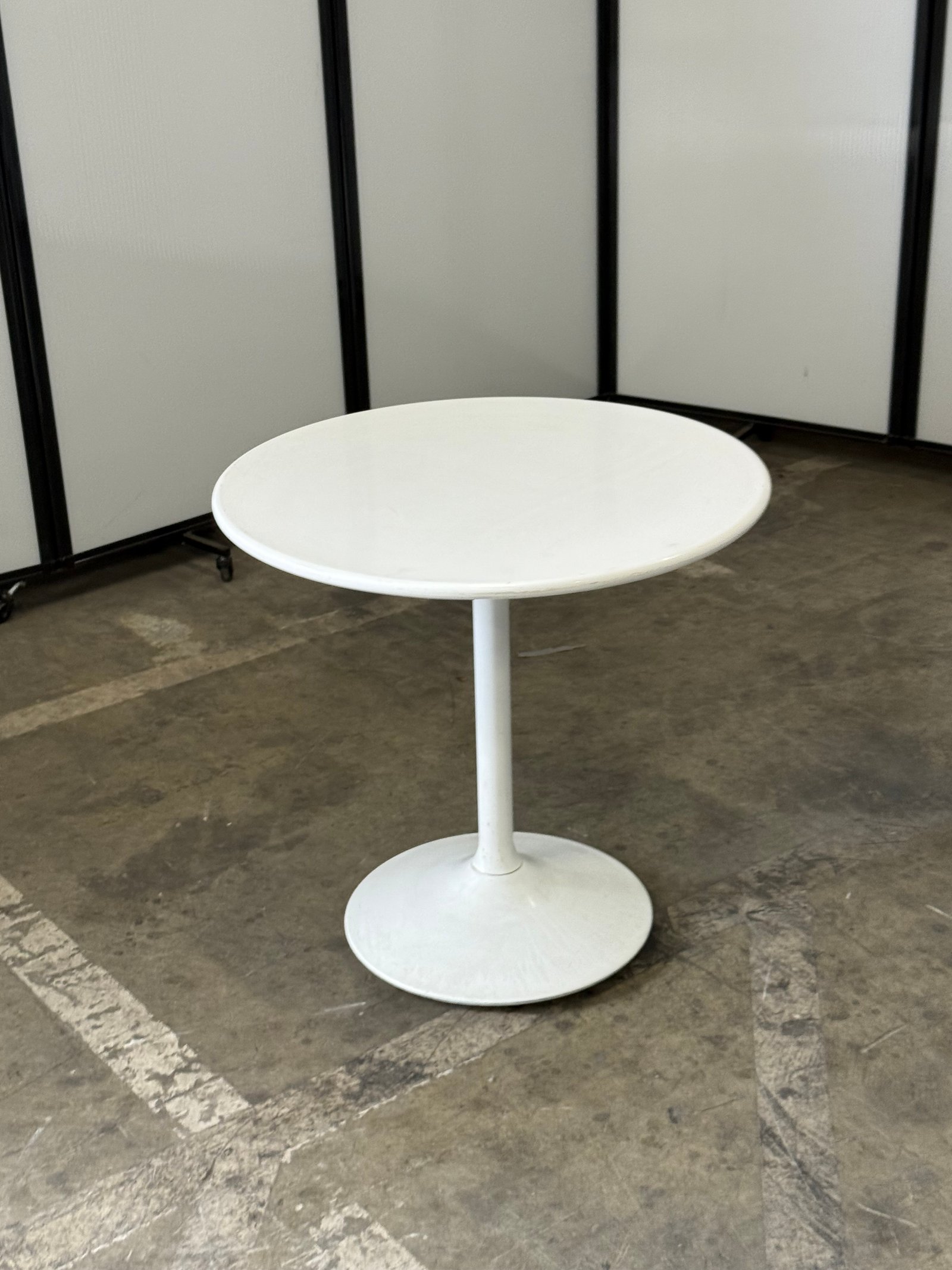 WCI white metal outdoor table 30" round