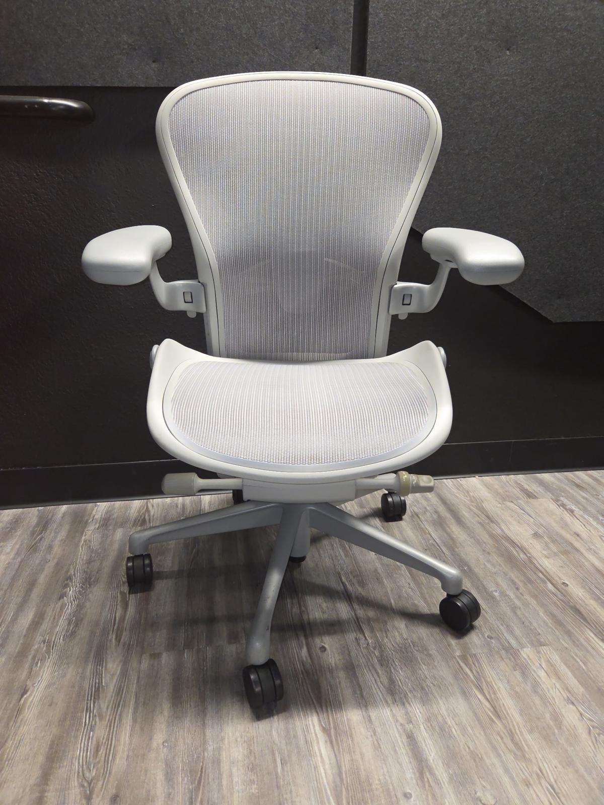 Herman Miller Aeron Remastered Size B White