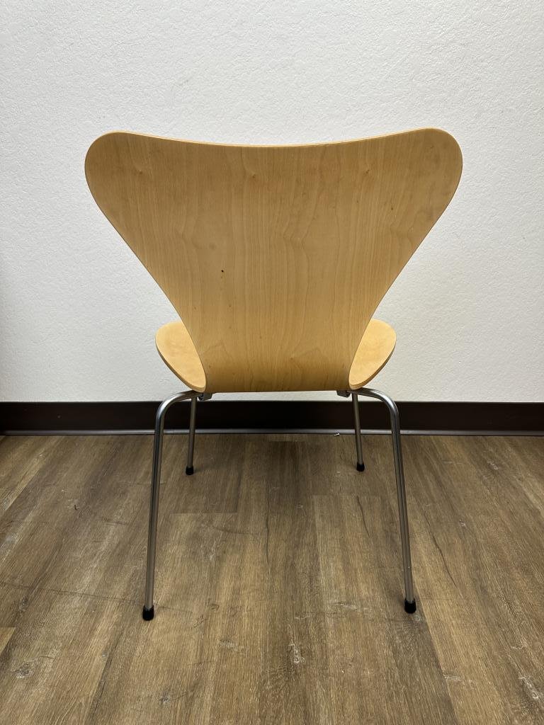 Fritz Hansen & Arne Jacobsen Maple series 7